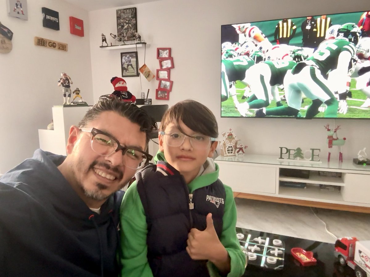 PatPatriot_02's tweet photo. @FOXImpactoNFL  esperando para saber si somos el 1 o el 2 de la AFC 👊🏻💥🍺🏈 #GoPats https://t.co/81welF3EV6