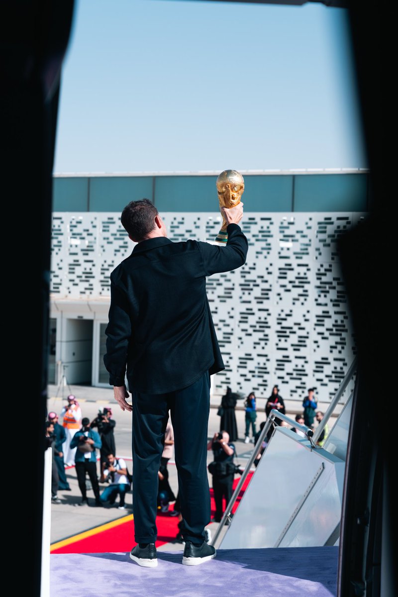 Trophy Tour tweet media