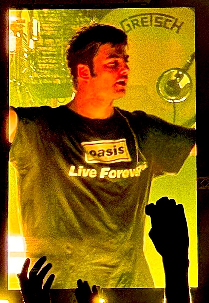 Grian Chatten (Fontaines D.C) with Oasis tshirt in Manchester show 2025