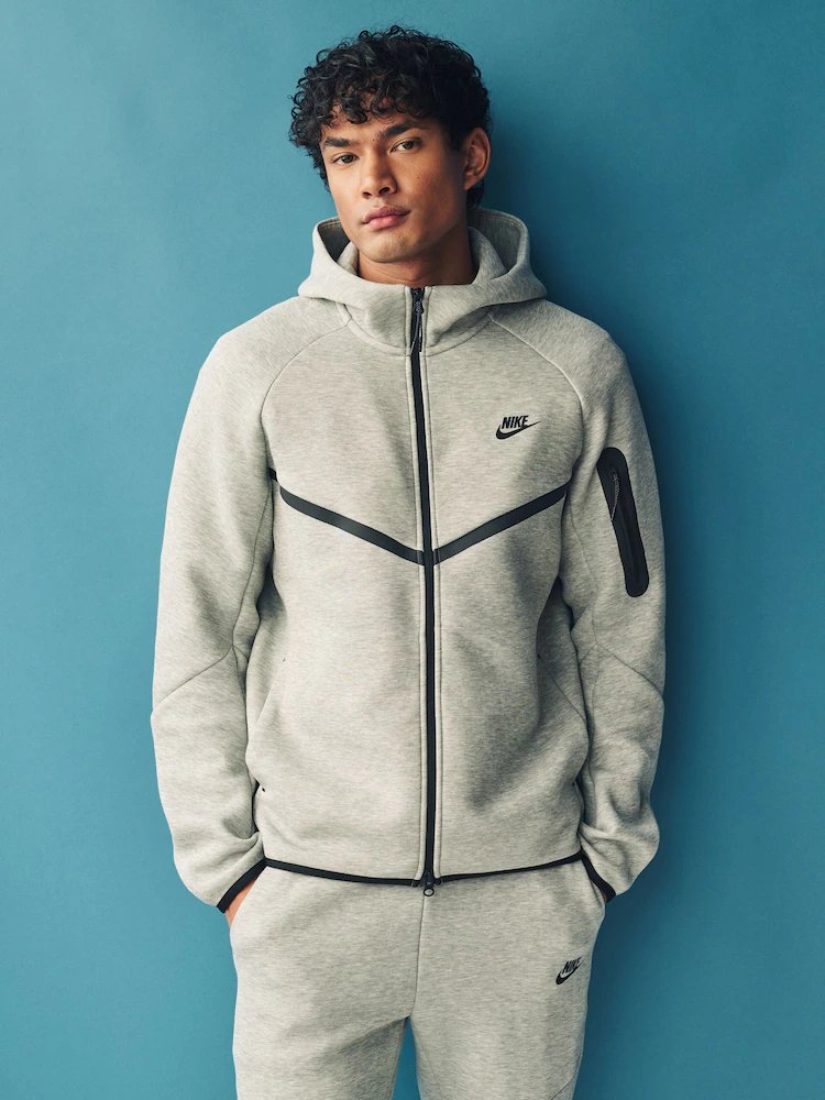 poptime's tweet photo. Interesse por conjunto 'Teck Fleece' da Nike cresce 527% após foto da prisão de Maduro. https://t.co/3GTLByHRww