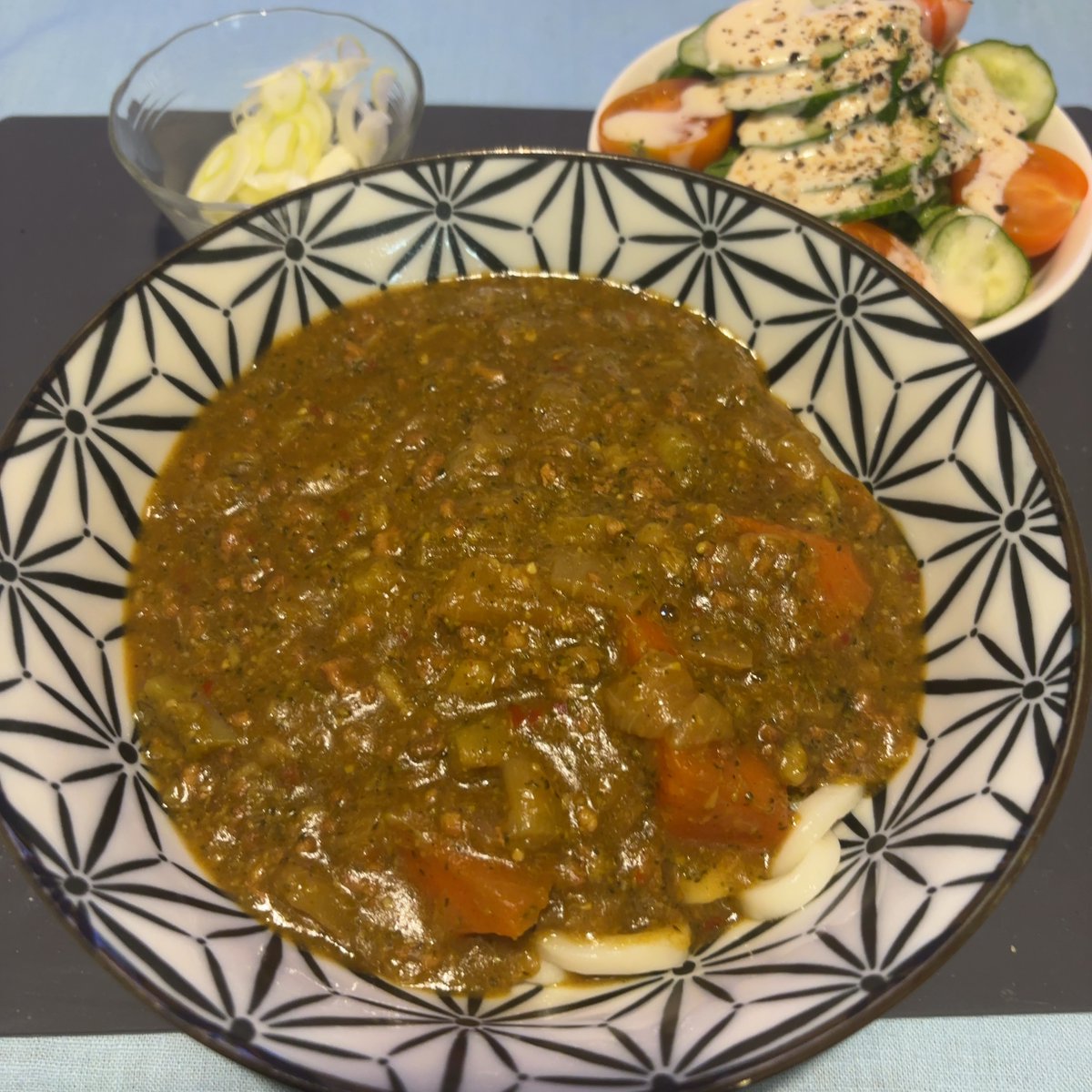 eats_tokyo's tweet image. キーマカレーうどんときゅうりとプチトマト
#おうちごはん
#cookingforone
#自炊記録
Keema Curry Udon and cucumber slices with cherry tomatoes.
冷凍していたカレーでちゃちゃっと