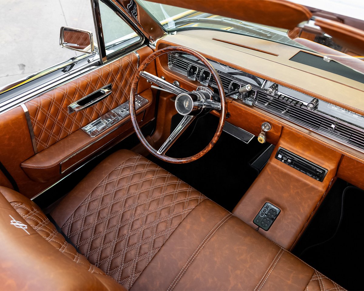 Barrett_Jackson's tweet image. Effortless luxury, top down. This custom 1965 #Lincoln #Continental #convertible is powered by a rebuilt V8 engine paired with an automatic transmission and finished with modern upgrades throughout.

Learn more: bit.ly/SD26TW-1965Lin…