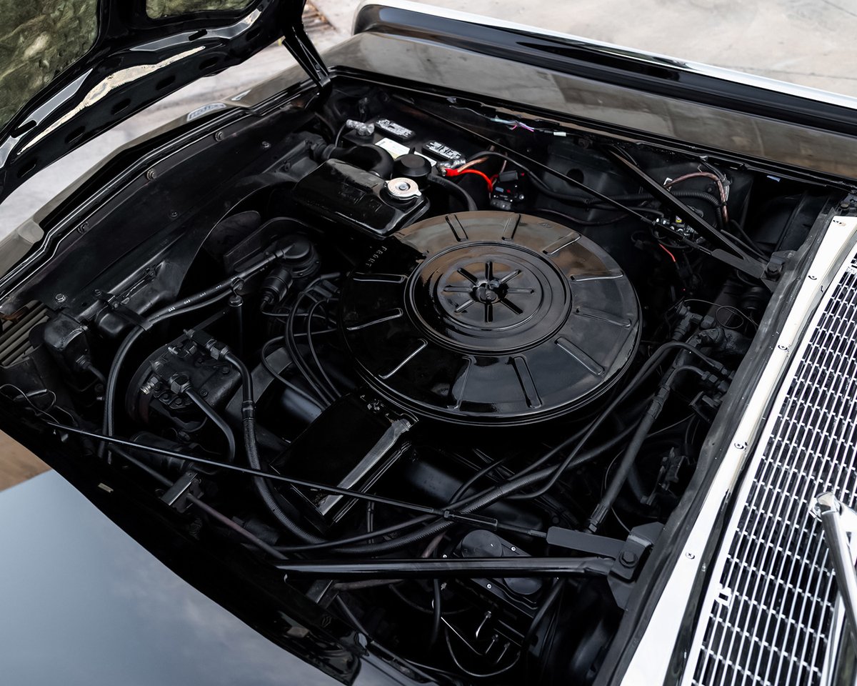 Barrett_Jackson's tweet image. Effortless luxury, top down. This custom 1965 #Lincoln #Continental #convertible is powered by a rebuilt V8 engine paired with an automatic transmission and finished with modern upgrades throughout.

Learn more: bit.ly/SD26TW-1965Lin…