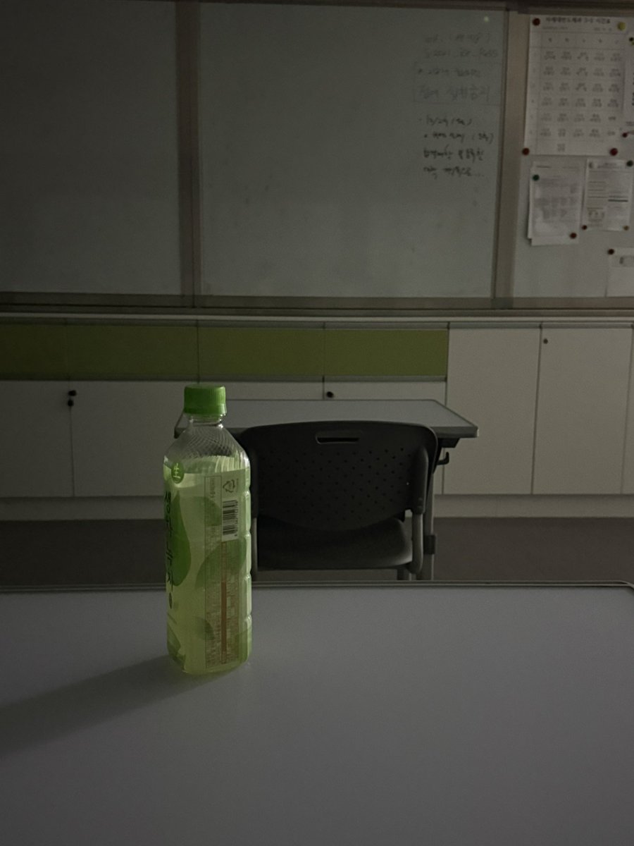 mxwhzp's tweet photo. 学校に朝5時に来て緑茶を飲んでいますが、変な音がずっと聞こえます…😰 https://t.co/wM1JjJsN04