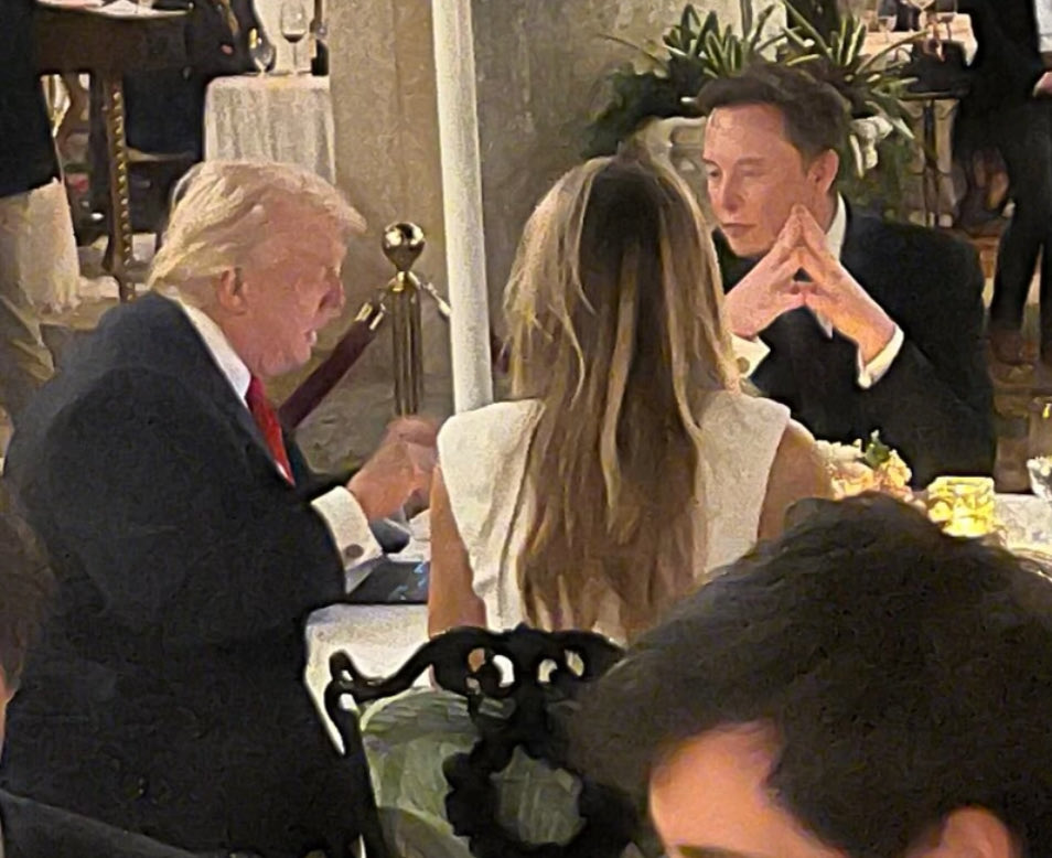 TheRealThelmaJ1's tweet image. The owner of this website and the guy from the Epstein Files having dinner at Mar-a-Lago last night.