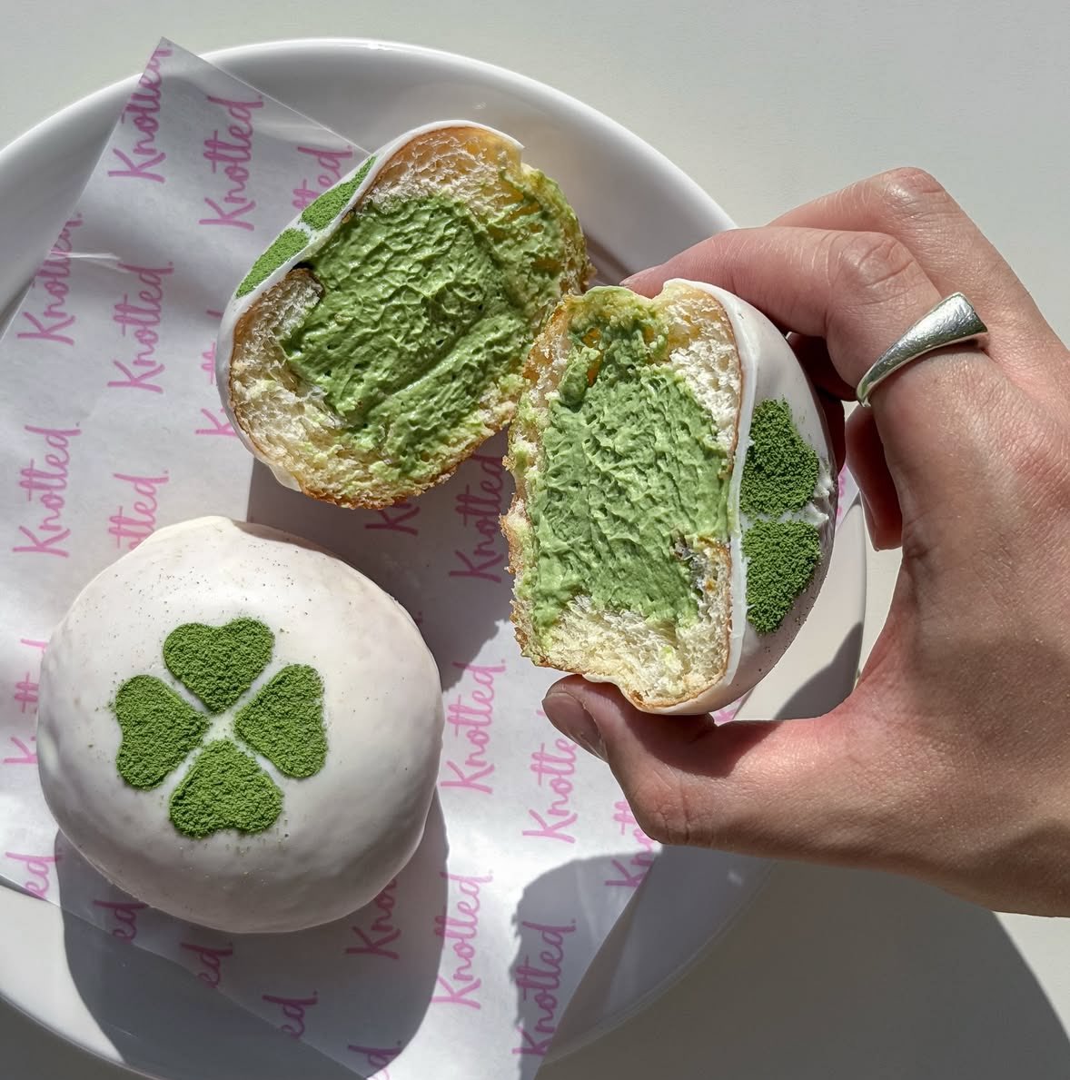 노티드 말차 행운 도넛 나왔다는데 너무 귀엽다