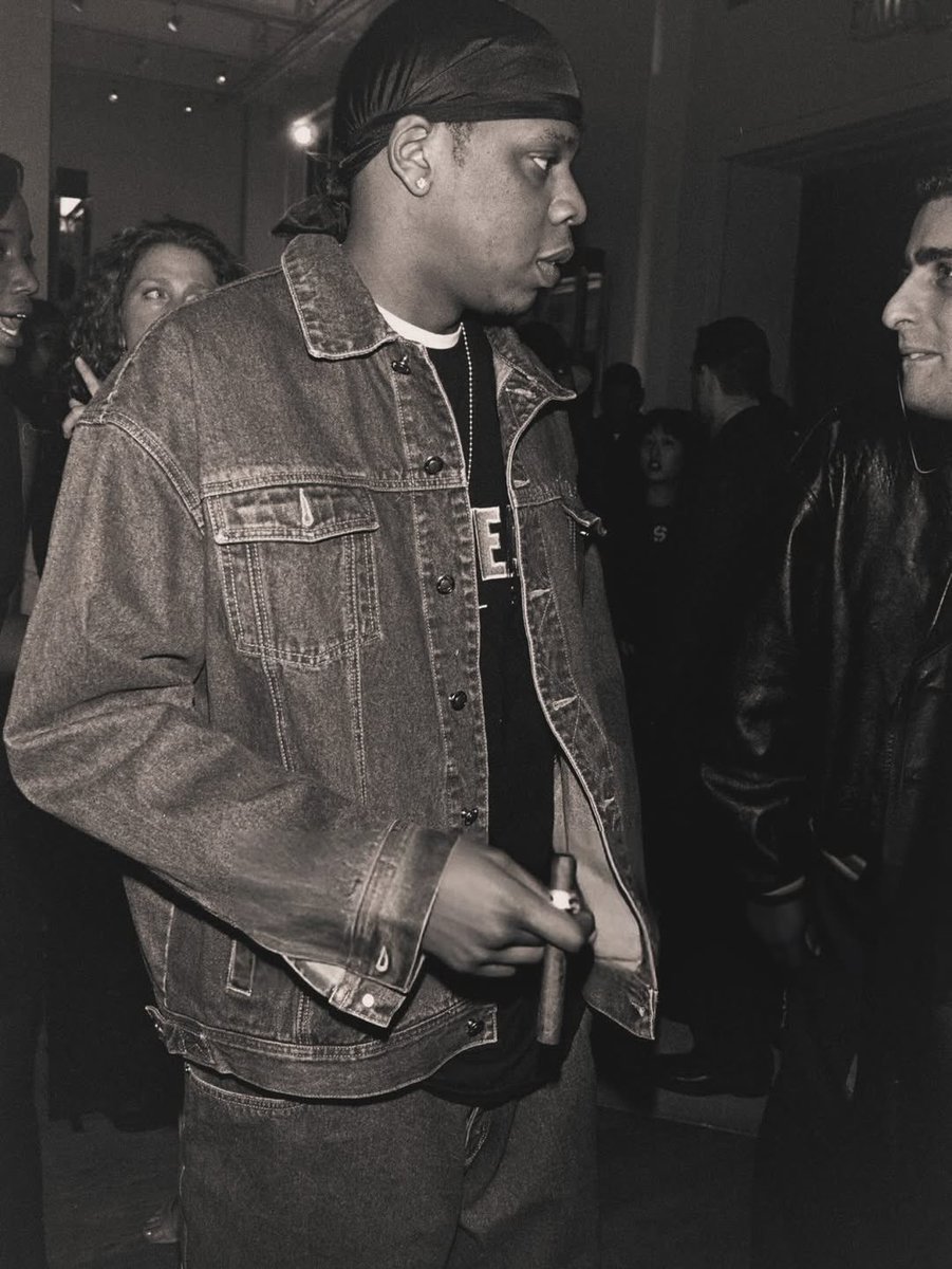 CoededMarshall's tweet photo. Jay-Z at the release of D'Angelo's album “Voodoo”, NYC, 1999 https://t.co/uLwXGXdGPg