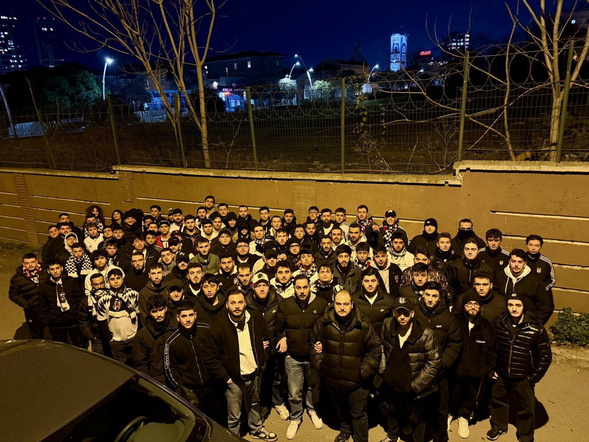 BİR KENARDA BİR KÖŞEDE GÖRMESEN DE VARLAR!

İstanbul temsilciliklerimizle birlikte, Fenerbahçe maçında Erkek Basketbol Takımımızı yalnız bırakmadık. #UNIBJK