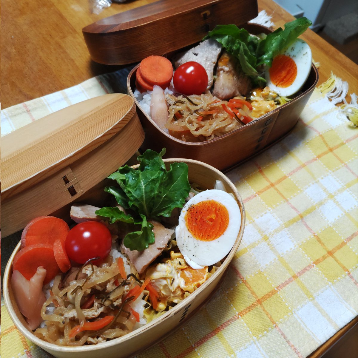 mayu2wind's tweet image. 今日の曲げわっぱお弁当は、鮪の煮付け、ゆで卵、蒸し野菜、ルッコラ、かぼちゃサラダ、切り干し大根の煮物、ミニトマト、人参の糠漬け、岩下の新生姜、梅干し、白米。