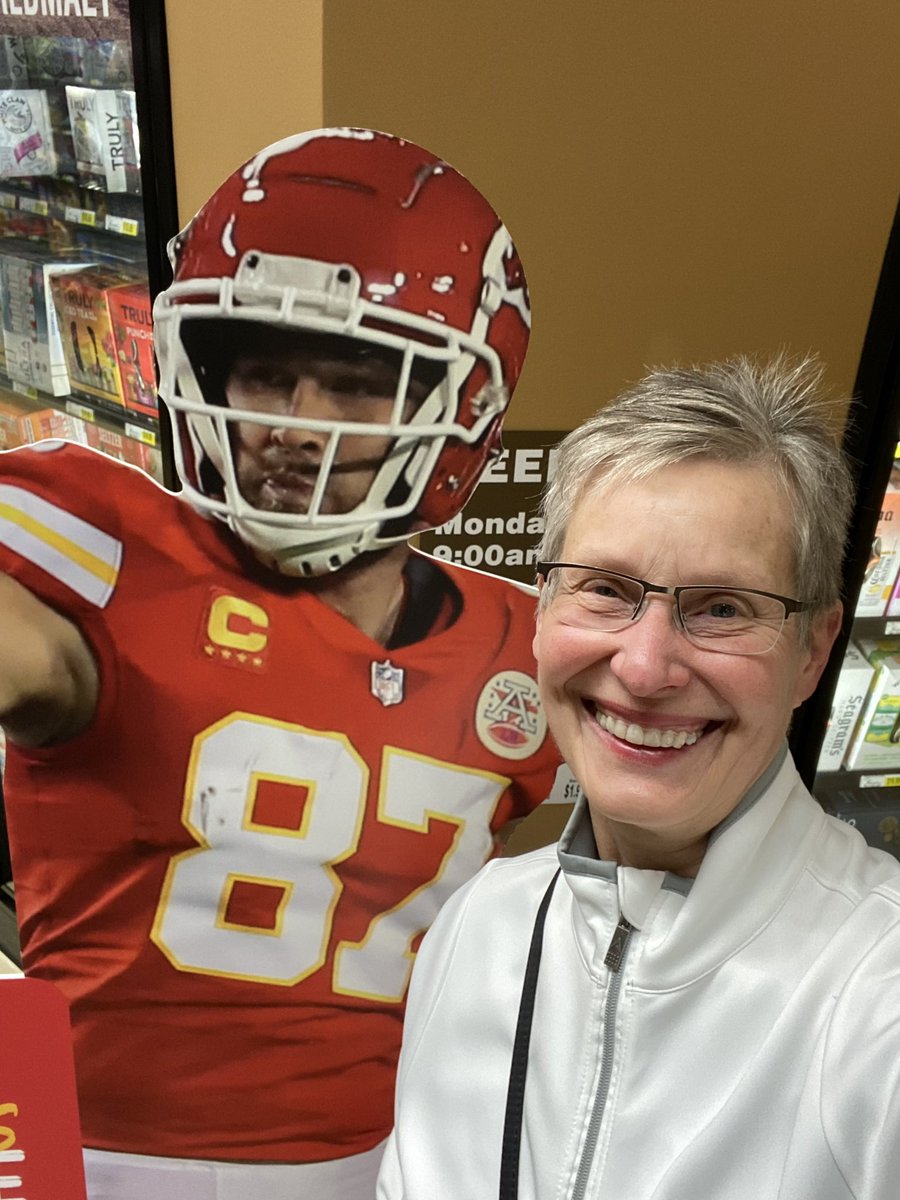 ABanikowski's tweet image. Let’s do this! Retweet till your fingers are sore! Travis Kelce! $35,000 for his selected charity would be awesome! 

#WPMOYChallenge   + @tkelce