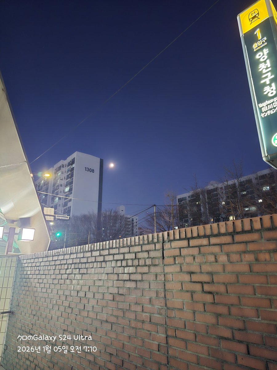 카와이 커피나 한잔은 솔기없는 모양이다 분홍색 바탕에 뜨거운 컵이든 귀여운 스톡 벡터 - ©Xansa 373164418, image size:900x1200