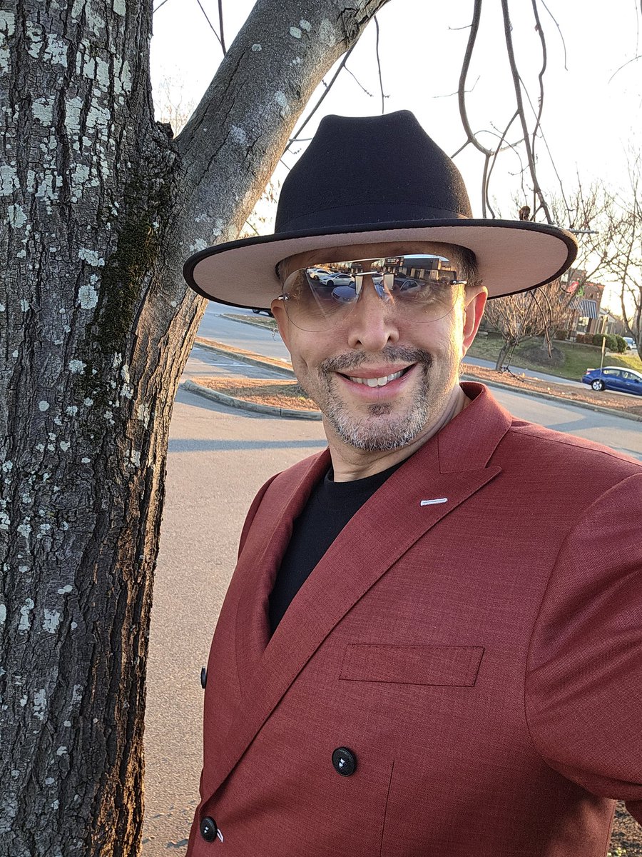 PerkyLLC's tweet image. Thank you to Pearce Bespoke Charlotte for rewarding me with a new complimentary suit. My 1st double breasted suit since high school in brick red. A color that was not in my closet. Goes nicely with my other custom green suit.

I think it turned out well. Here's to 2026!!