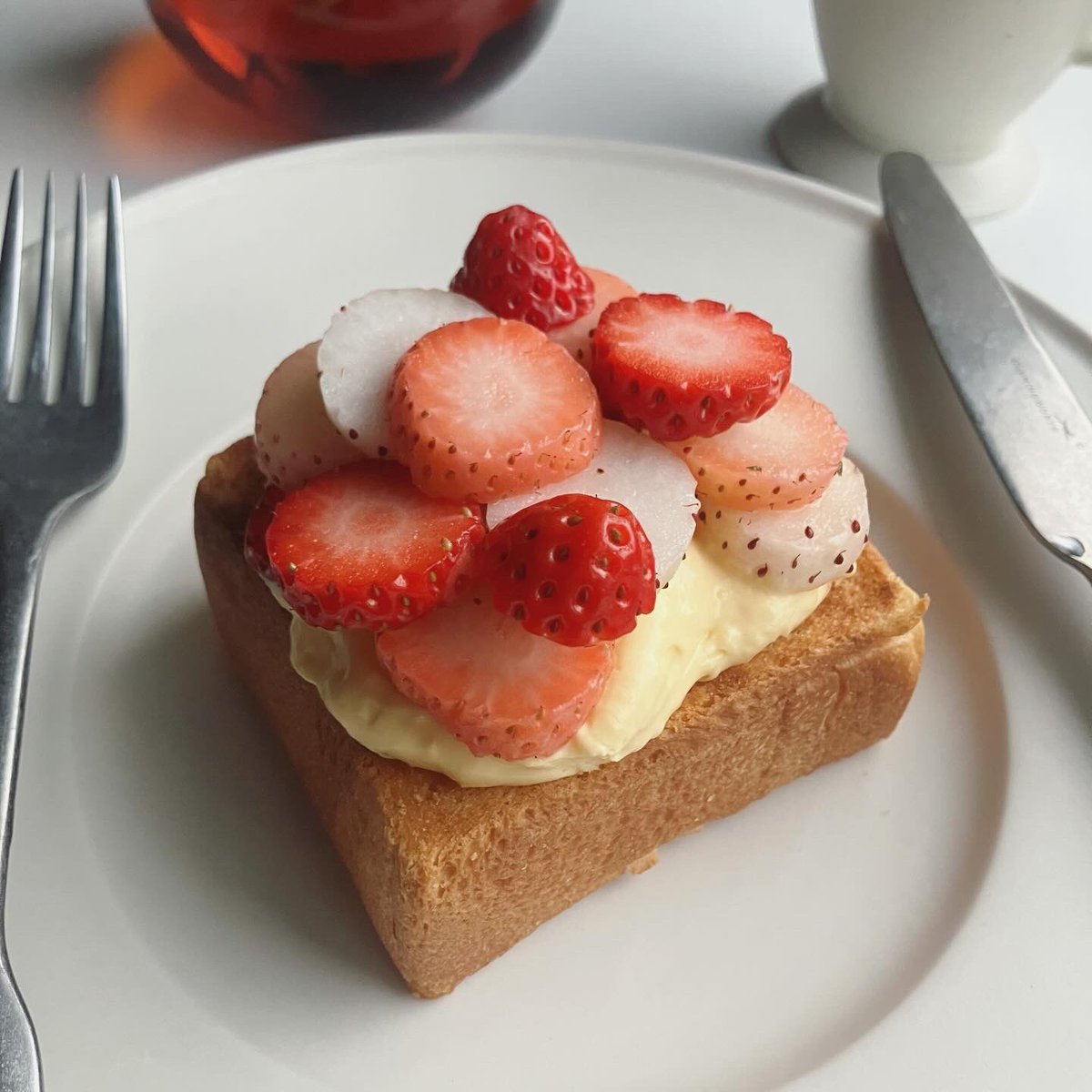 おめざ。

いちごとカスタードのトースト。