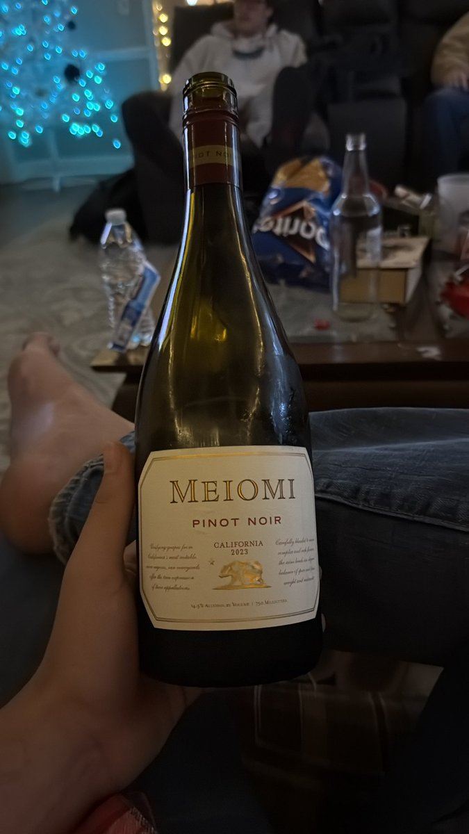 RustyShack9969's tweet image. Yall ever just drink wine straight out the bottle? #wine #SNF #DaBears