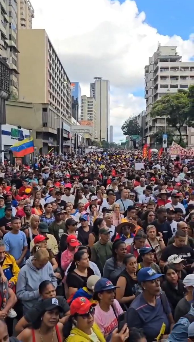 🇻🇪 | El pueblo venezolano sale masivamente a las calles de Caracas. 

La agresión de EE.UU parece haber cohesionado y fortalecido la base social del chavismo.