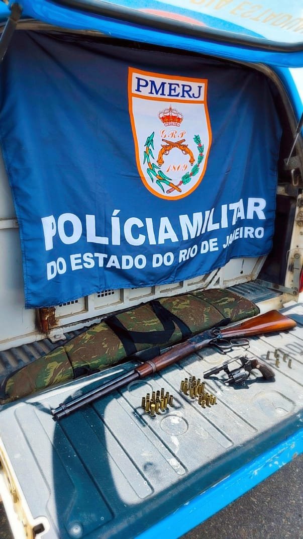 PMERJ's tweet photo. Policiais do #CTRv, durante patrulhamento pela RJ-145, na altura do km 70, em Vira Tábuas, Valença, abordaram um homem e apreenderam uma carabina calibre .38, munições e um revólver calibre .32. A ocorrência foi encaminhada à 91ª DP. https://t.co/Z3baVTXX1S