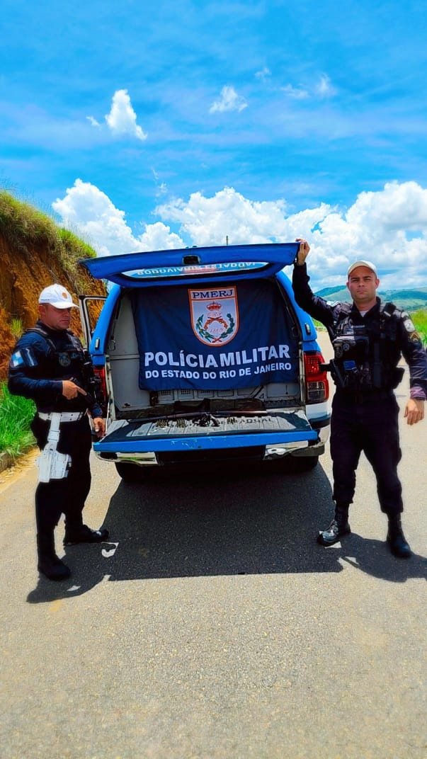 PMERJ's tweet photo. Policiais do #CTRv, durante patrulhamento pela RJ-145, na altura do km 70, em Vira Tábuas, Valença, abordaram um homem e apreenderam uma carabina calibre .38, munições e um revólver calibre .32. A ocorrência foi encaminhada à 91ª DP. https://t.co/Z3baVTXX1S
