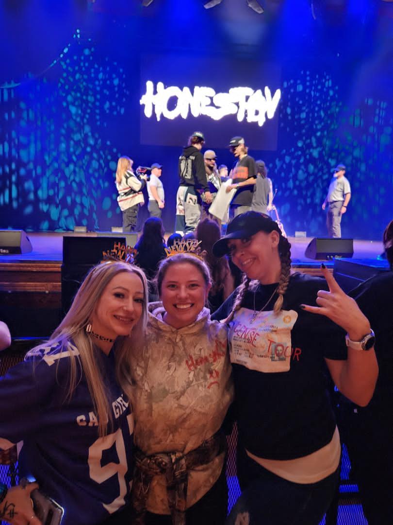 friends in the front row 
WE OUT HERE 👯‍♀️👯‍♀️