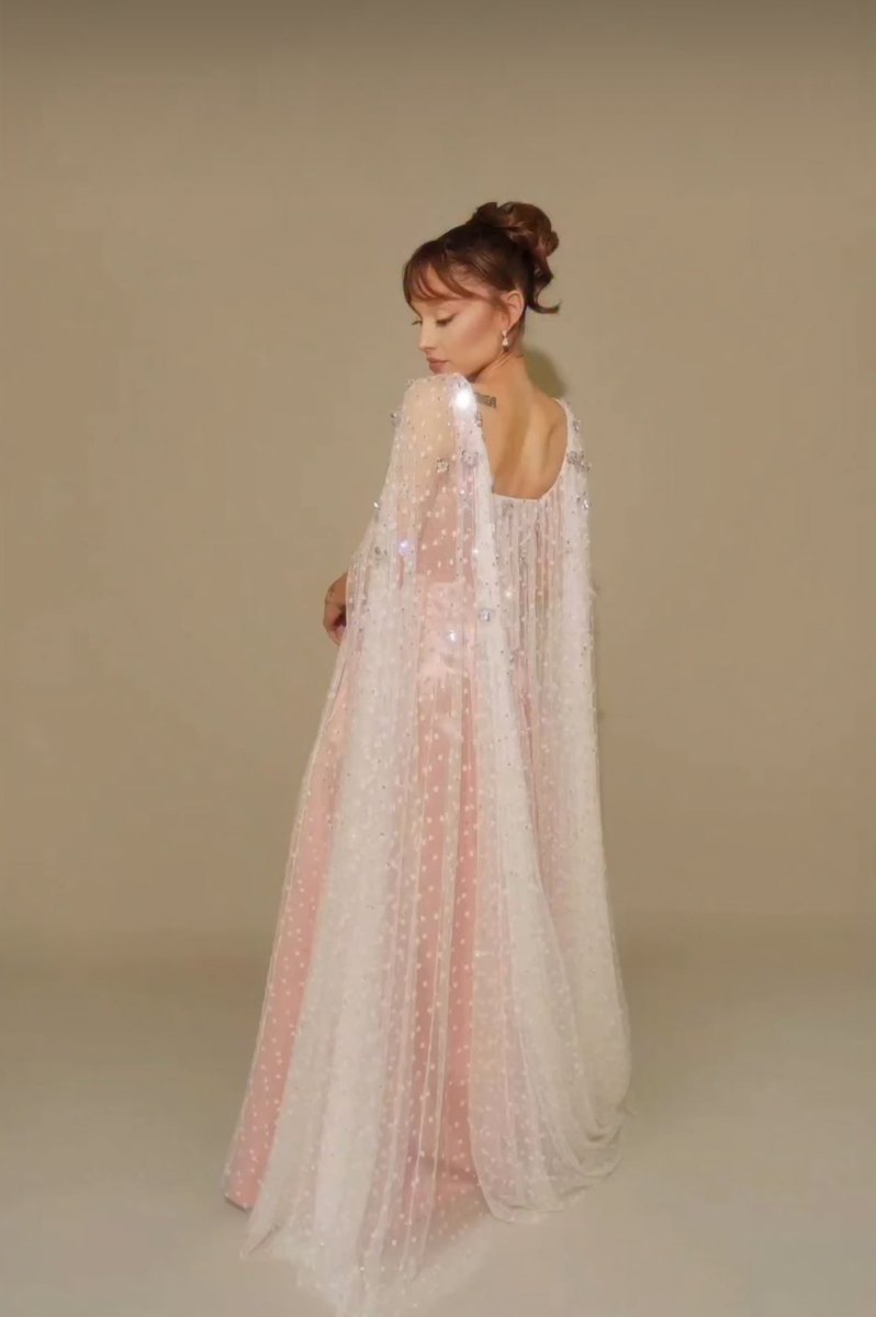 BuzzingPop's tweet image. Ariana Grande looks effervescent for #CriticsChoice.