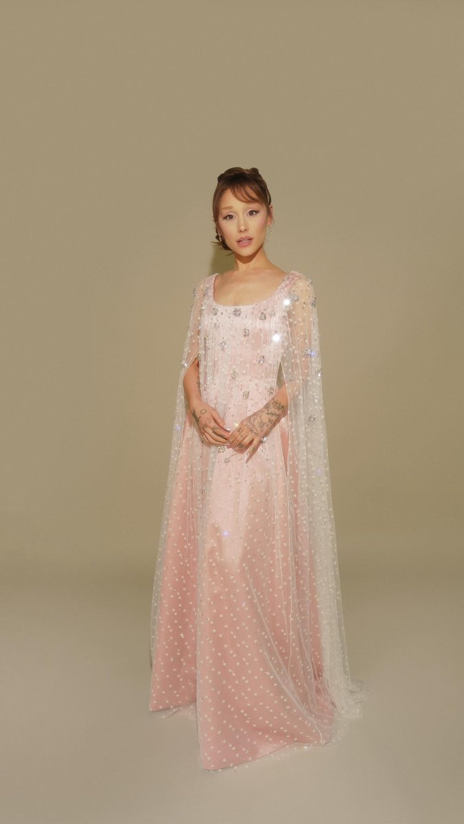 BuzzingPop's tweet image. Ariana Grande looks effervescent for #CriticsChoice.