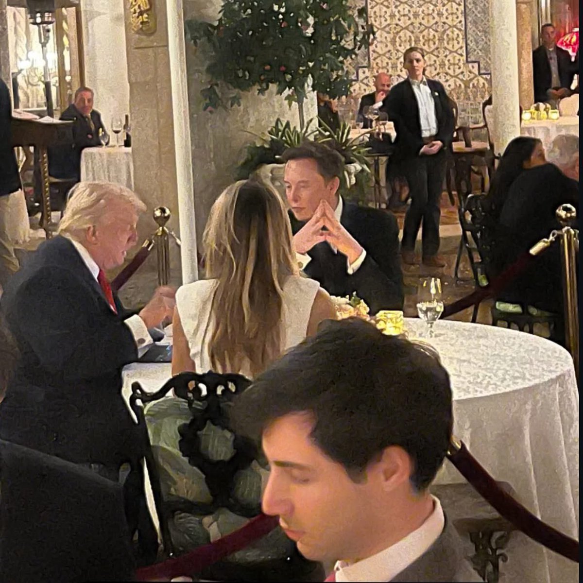 Lecture new  de cette photo rt par <a href="/elonmusk/">Elon Musk</a>:  cette photo a été prise hier soir, au patio de Mar-a-Lago, quelques heures après l’opération au Venezuela.
À l’arrière-plan, on distingue — semble-t-il — Stephen Miller, figure clé de l' idéologie trumpiste.
Silicon power, exécutif