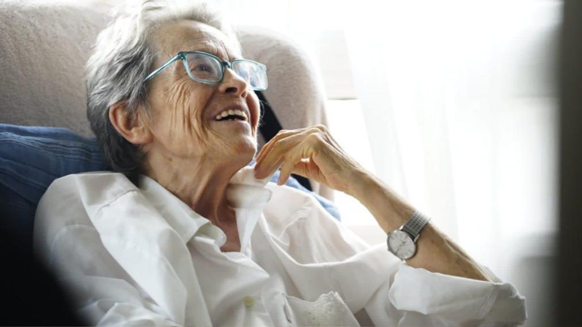 cornabou's tweet image. Mor als 92 anys l'escriptora i bibliotecària Zoraida Burgos (Tortosa, Baix Ebre, 1933). Poeta i narradora, amb el premi de poesia Màrius Torres o el de novel·la Pin i Soler, havia publicat també obres per a infants i joves. El 2023 va ser distingida amb la Creu de Sant Jordi.