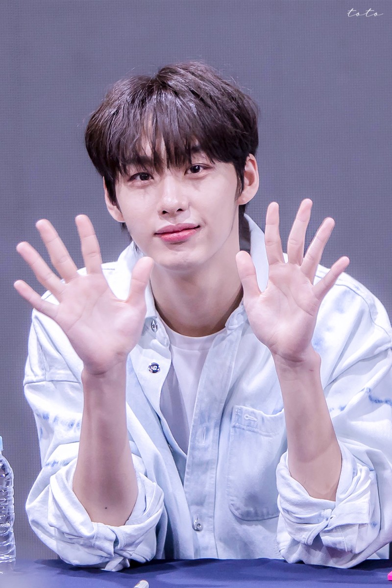 현아 생일 축하해!👏👏👏👏🎂🍾
얼굴본지 어느새 1년반이 흘렀네.ㅠㅠ
얼굴은 못보고있지만 너는 더 멋지게 날아오를 준비중이라고 생각해.너와 다시 만날날을 손꼽아 기다리고 있어!
늘 건강하고 행복하길 바라~♡♡♡
#박현 #생일