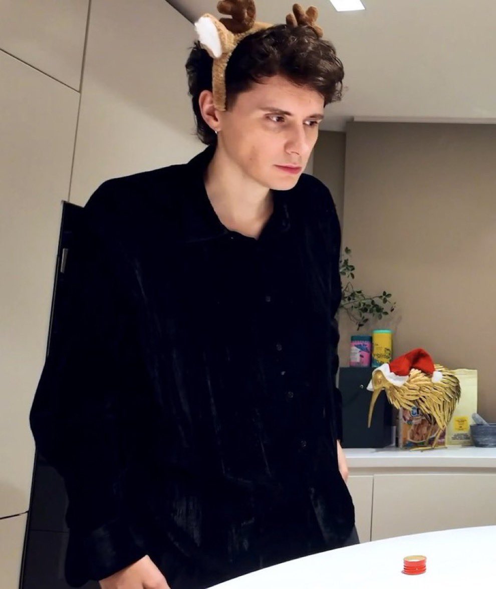 isimswyn's tweet image. this picture is hilarious to me because in the font we have mr 8 foot sharp jawline piercing eyes perfect curls dark and mysterious howell and then when you look slightly to the right you have a fucking golden metallic kiwi in a santa hat looking like dr gru from despicable me