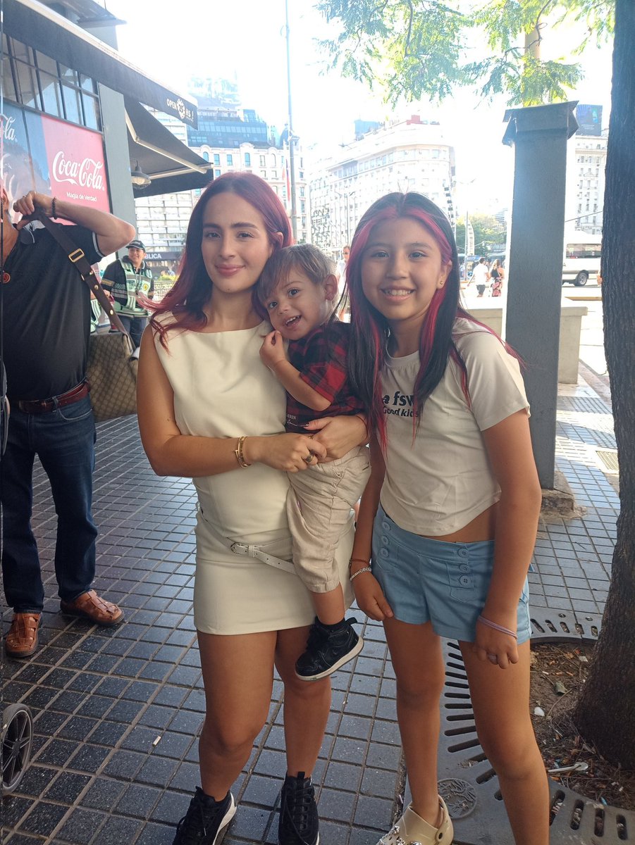 valll_777's tweet photo. nos encontramos a una tiktoker en el obelisco 😁😁😁 podrann https://t.co/3uBrJ1ANDW