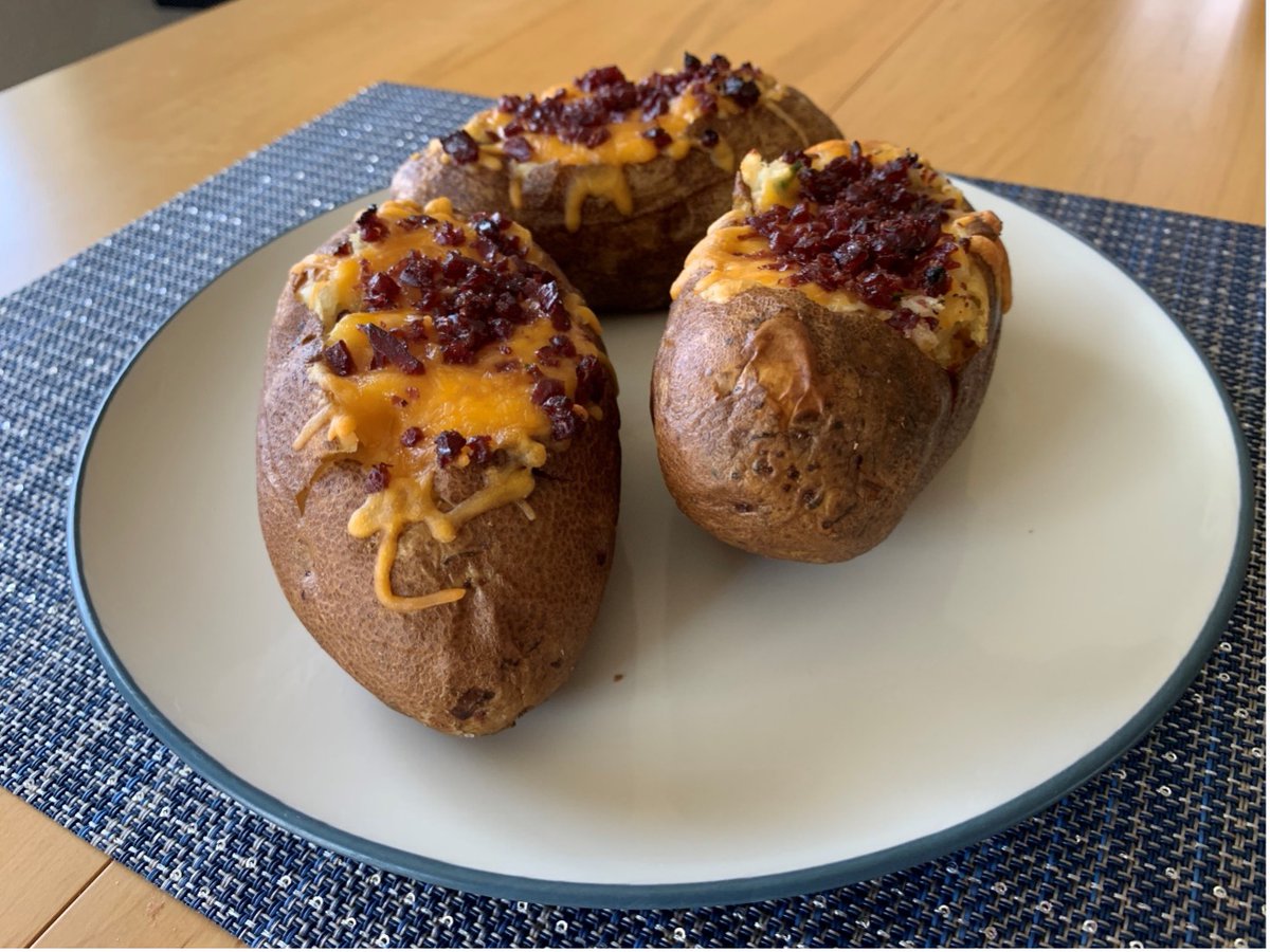 You’ve had twice baked potatoes before, but have you had Prime Rib Twice Baked Potatoes?

On a chilly day like today, it's good to have something that keeps you warm &amp; sticks to your bones!

Recipe: facebook.com/BeefJerkyOutle…

#bAked #recipeforlove #recipes #cheese #BEEF #WINTER