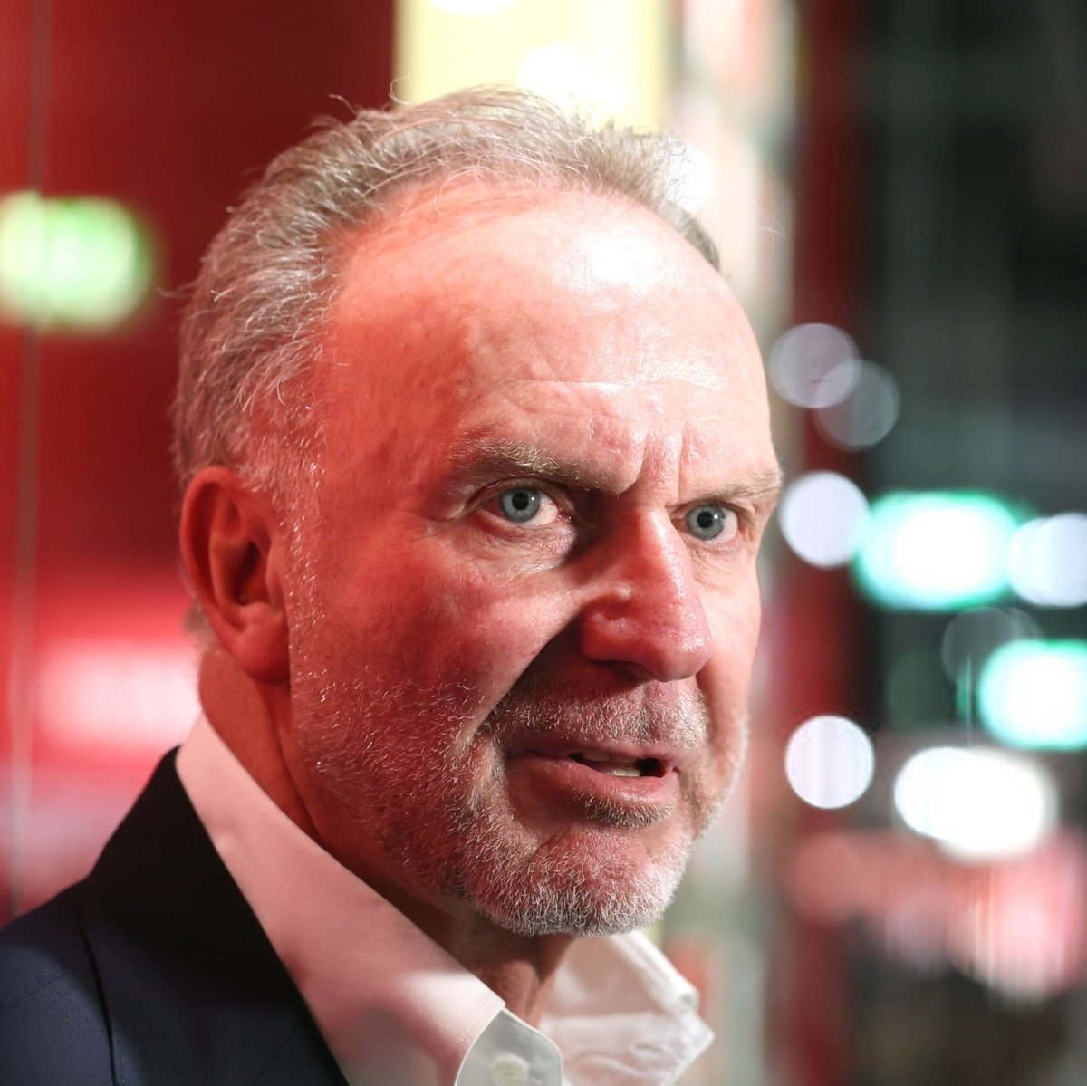 🚨 Bayern Space | أجرى كارل هاينز رومينيغه مكالمة حادة مع مايكل بالاك وكيل لينارت كارل. 

خلال المكالمة، ضغط رومينيغه بقوة من أجل اعتذار علني وإيقاف فوري، مؤكداً نيته التحدث مباشرة مع فينسنت كومباني.

مشيراً إلى أنه لا يرى أي بديل عن اتخاذ إجراء تأديبي للاعب من وجهة نظره.

في