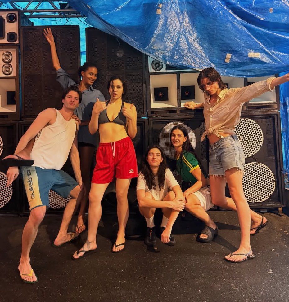 bchartsnet's tweet photo. Rosalía se despede emocionada do Brasil: 

“Rio, obrigado por tudo, não consigo imaginar um jeito ou lugar melhor para começar este ano! Onde eu dancei, ri, chorei, freei e acelerei, nadei por um tempo, dormi pouco, escrevi algo, fiz desenhos, andei, me perdi e me encontrei. Feliz 2026 para todos, grata e cheia de energia! Pronta para tudo!”