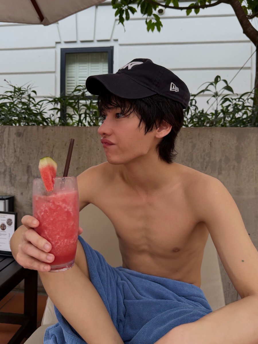 cutiemcial's tweet photo. hey fine ignore me??? and with that sulk pouty kitten??? gun atthaphan did your man not answer your call AGAIN?? you're dropping thirst trap at 3 am out of blue like this??? 😭 https://t.co/Ab9OTlE4l9