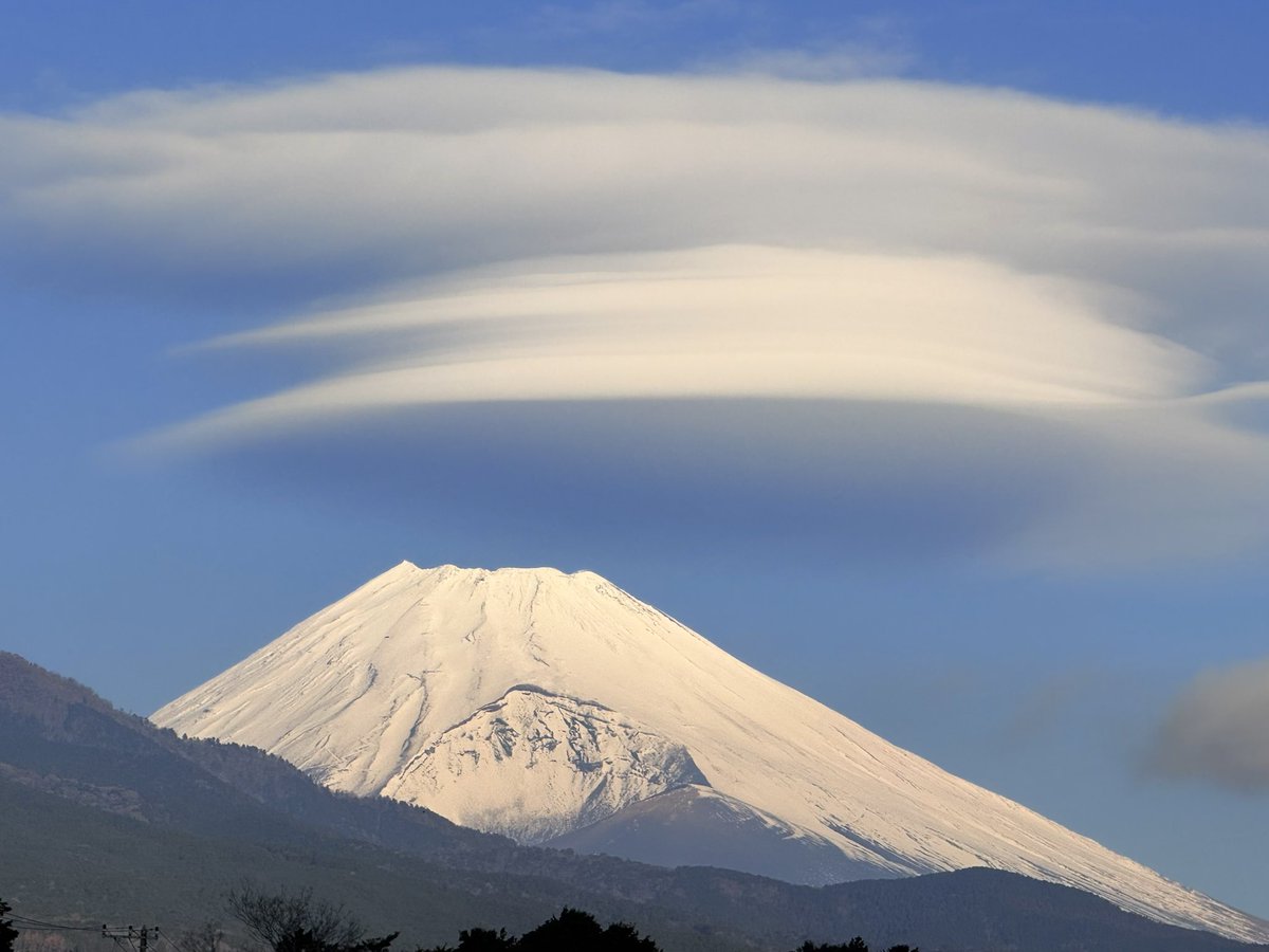 イマフジです。離れ笠雲が綺麗です。

iPhoneにて撮影