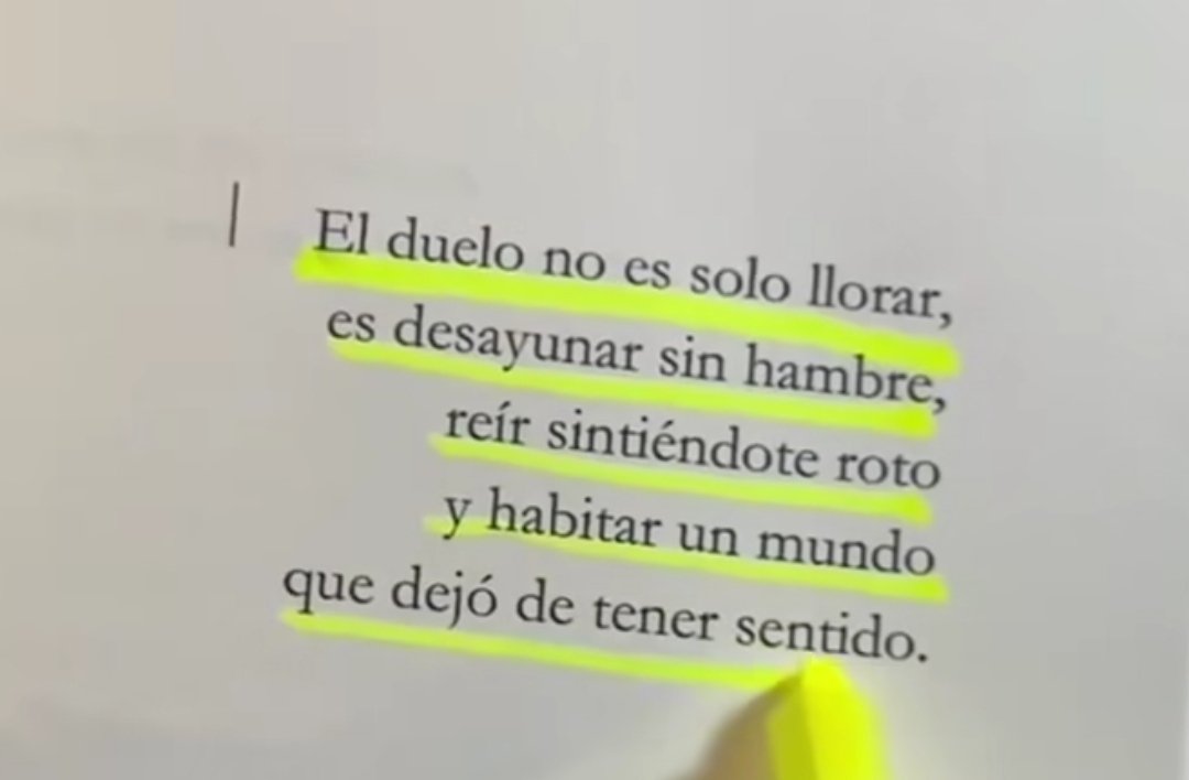 Bibliomaniatico's tweet image. El duelo no es solo llorar,
es desayunar sin hambre,
reir sintiéndote roto
y habitar un mundo
que dejó de tener sentido.