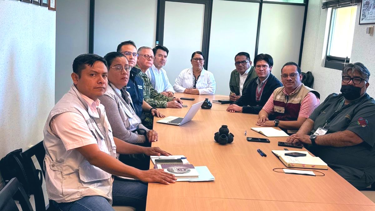 arturomedinap's tweet image. Durante las labores de apoyo del @GobiernoMX en #Oaxaca, hemos visitado, junto con la titular de la @CEAVmex, @Yuriddhh, y los equipos de trabajo, a las personas que reciben atención en diversos hospitales, así como a las familias de quienes resultaron afectados por el accidente…