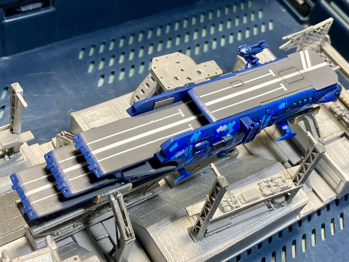 #旧メカコレ 三段空母、完成！

"ゼリウド級多層式航宙母艦"

名称は前回同様、ガイペロン級と形状が異なることから我が家さん(<a href="/my_edf/">我が家の地球防衛艦隊</a> )のブログから頂きました

青系にしたかったので、思いつきで洋上迷彩をデジタル風に…

もう少し細かくした方が良かったかも…🤔

#メカコレ 
#宇宙戦艦ヤマト