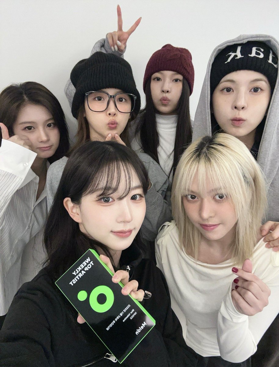 WopNmixx's tweet image. As Nmixx gains more popularity, it will attract various types of fans, including toxic fans and those obsessed with charts/achievements. You can clearly see these people not really love Nmixx, just using the group for their dramatic tweet. 
Start from KAM we had bunch of peoples…