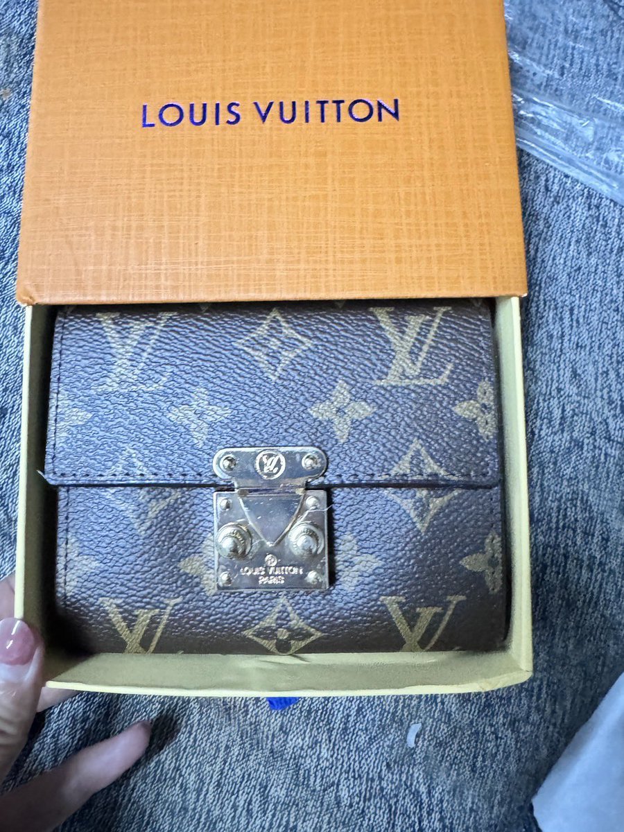 ackbtix's tweet photo. ส่งต่อ louis vuitton งานเทียบแท้ค่ะ สรุปโดนหลอกมาเลยปล่อยขายถูก ๆ 🥲

— 1,000฿ รวมส่ง (พร้อมโอนลดได้อีก)
#LouisVuitton #louisvuittonxkao #ส่งต่อแบรนด์เนม #ส่งต่อlouisvuitton #ส่งต่อกระเป๋าสตางค์ #ส่งต่อกระเป๋า https://t.co/njronHRwj6