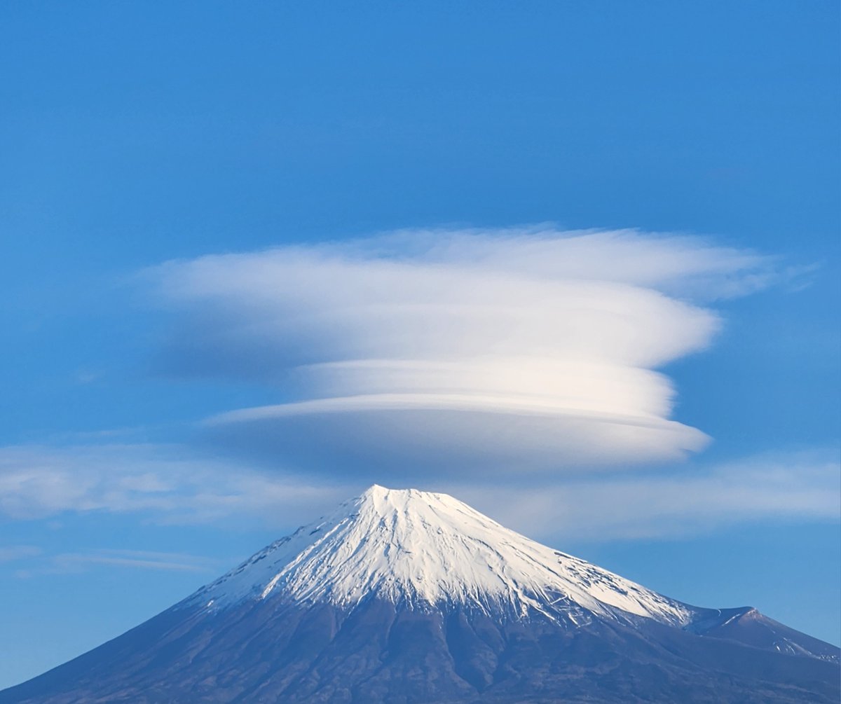 仕事始めの富士山🗻 これは、レンズ雲？かな？ 笠雲の一種なので天気が