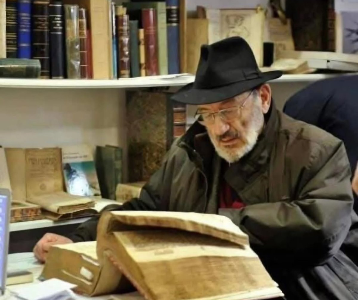 Dünya kamuoyunun gündemine Gülün Adı ve Foucault Sarkacı gibi romanlarıyla giren İtalyan bilim insanı,  yazar, edebiyatçı, eleştirmen, düşünür aynı zamanda Orta Çağ estetiği ve göstergebilim dalının ustası  #UmbertoEco’nun bu gün 5 Ocak 1932 doğum günü.