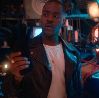 like I’m sorry, I don’t even hate this outfit but it’s literally just a poor man’s 9th doctor fit 😭 why put him in that for the big finale of your season and not the main outfit that he’s been marketed in??