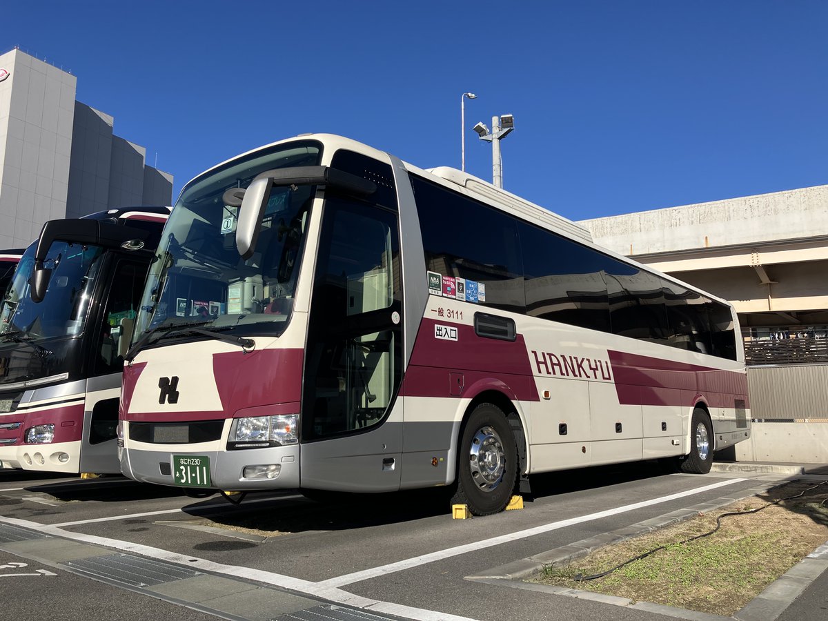 先日、高松駅高速バスターミナルを訪れた際、当社の復刻塗装バスである