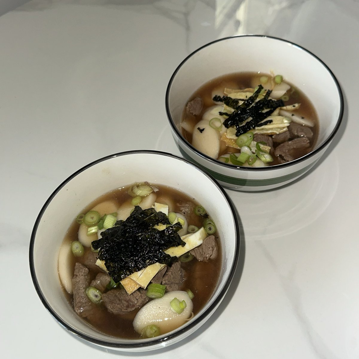 ㅋㅋㅋㅋㅋ 제 여자친구도 오늘 떡국을 만들었는데, 간장을 못 구해서 비프스톡을 썼더니 국물 색이 이렇게 됐어요 😂
런던 스타일 떡국인가 봐요 🤣