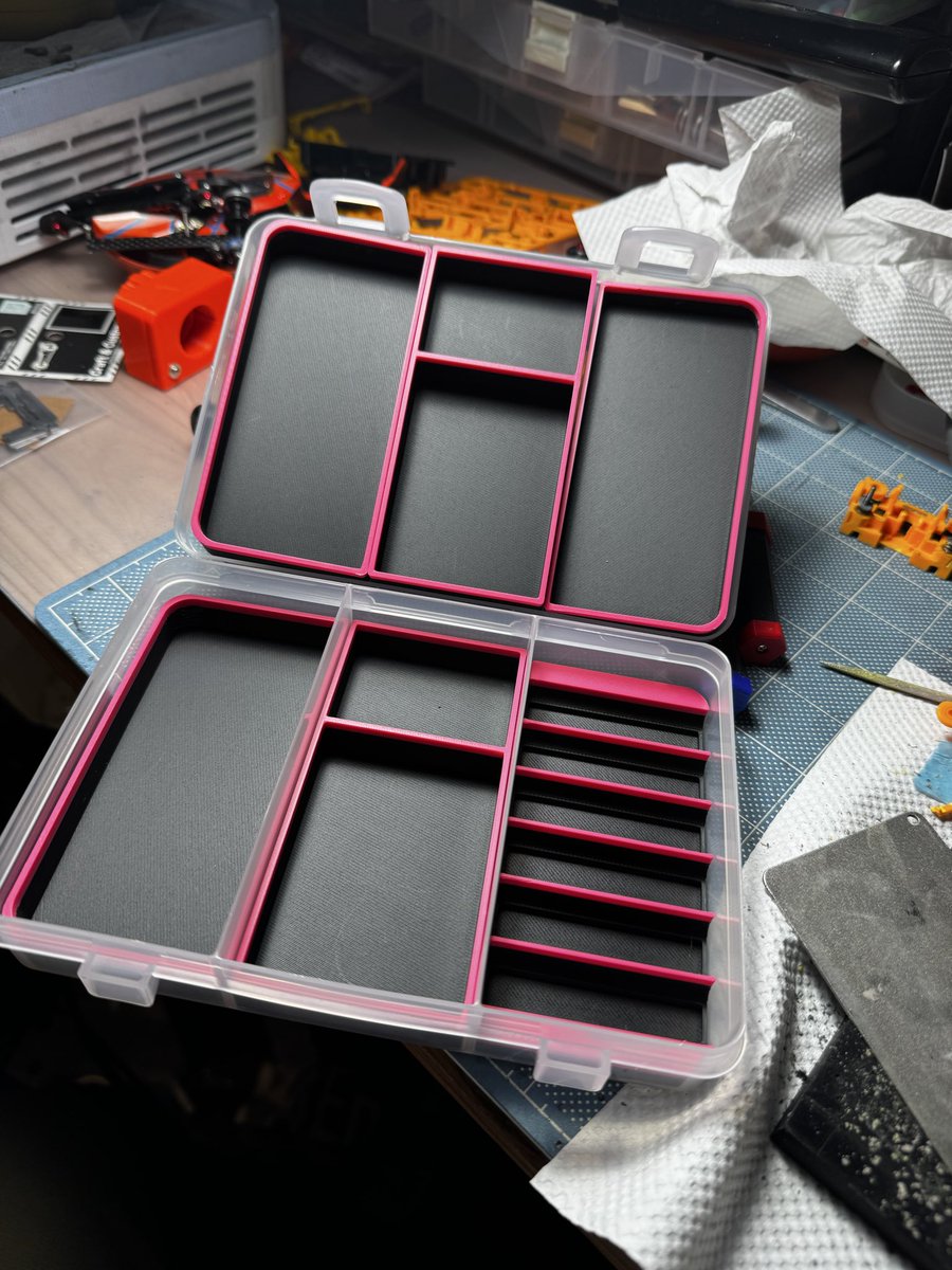 namoni0419's tweet image. @gattsufactory さんに
作ってもらった収納ケースもう最高☆
自分の名前をいれてくれるし
好きな色にしてくれるし
オーダーにも親身にだし
ピット机も常にキレイ☆
ムダを無くす!!
マシンにも言い聞かせたい｡｡｡

#ミニ四駆
#ふたとま
#shikiri
#コンパクト
#タイヤ
#パーツ
#mini4wd
#カインズ