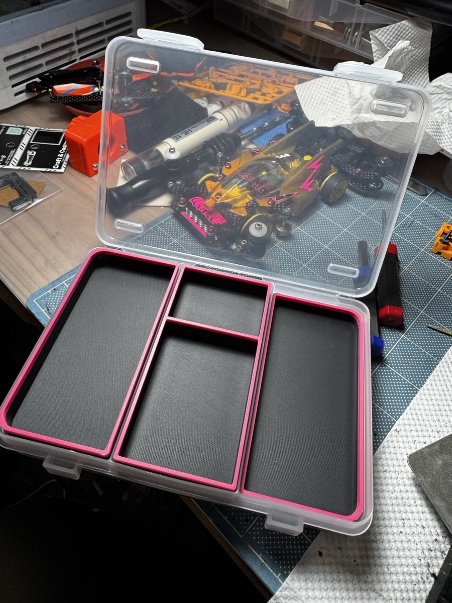 namoni0419's tweet image. @gattsufactory さんに
作ってもらった収納ケースもう最高☆
自分の名前をいれてくれるし
好きな色にしてくれるし
オーダーにも親身にだし
ピット机も常にキレイ☆
ムダを無くす!!
マシンにも言い聞かせたい｡｡｡

#ミニ四駆
#ふたとま
#shikiri
#コンパクト
#タイヤ
#パーツ
#mini4wd
#カインズ