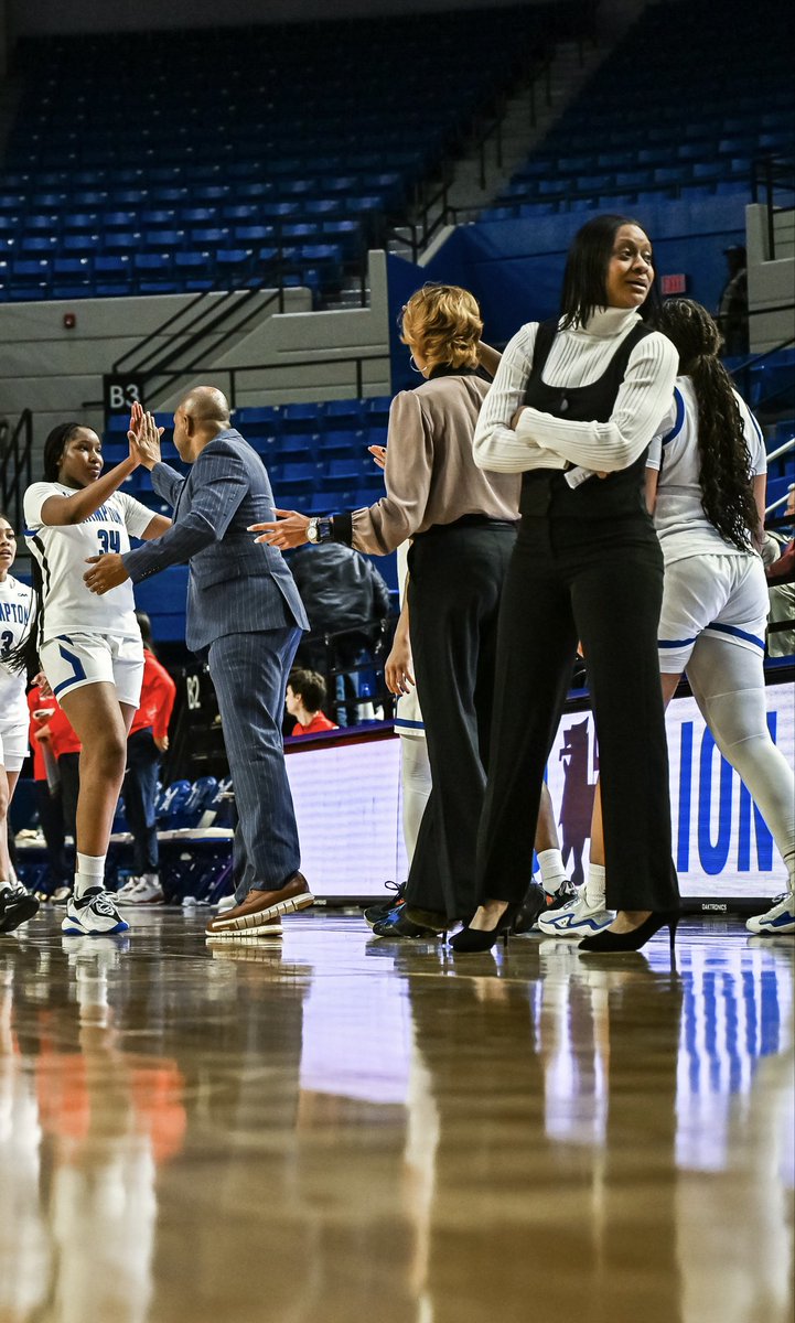 Trinese Fox tweet media