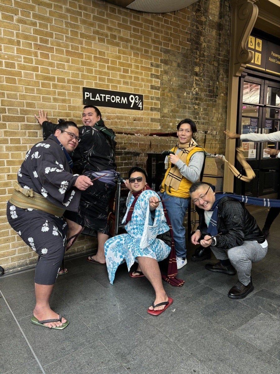 Sorelle_Arduino's tweet photo. If @rosekilnwitch and his mate want to go and throw piss at those queuing up at Platform 9 3/4 can we invite the sumo wrestlers back and see how that works out when Schmit and his mate attack adult men not little kids?

#TeamSumo
#TeamPotter https://t.co/NIsE5SnuVl