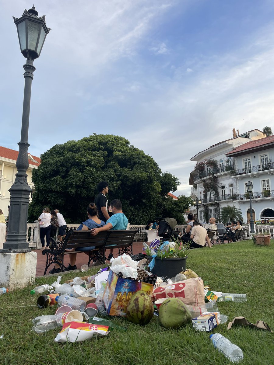 Hola 🙋 creo que esto no debe estar pasando en este lugar extremadamente turístico <a href="/Mayer/">Mayer Mizrachi</a> y <a href="/Panamaalcaldia/">Alcaldía de Panamá</a> con <a href="/AAUD_Panama/">Autoridad de Aseo</a> hoy en tiempo de principio de verano y el Caso Antiguo lleno y miren por favor 🙏 más recurrente la recolección o cambiar esos minis tanques.