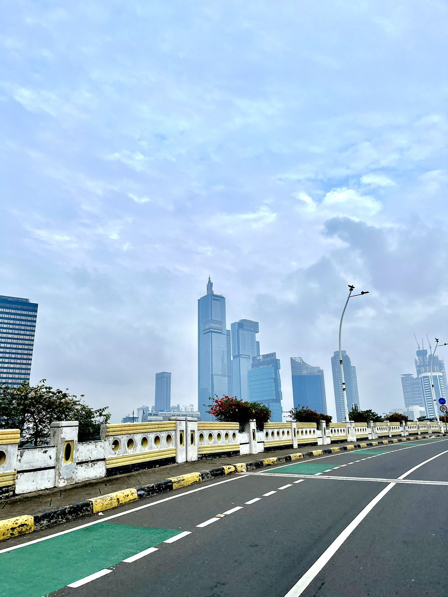 ivaputri's tweet photo. monday morning🌥️ https://t.co/6hhQObzcB4